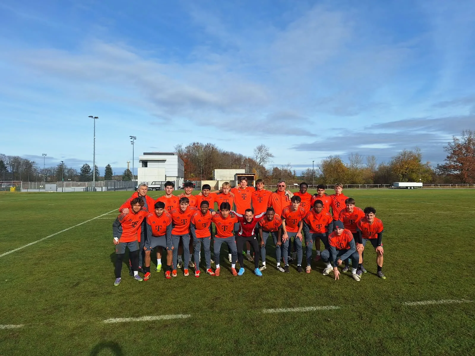 Ich bei meiner Hospitation auf dem Trainingsplatz des FC Bayern Campus