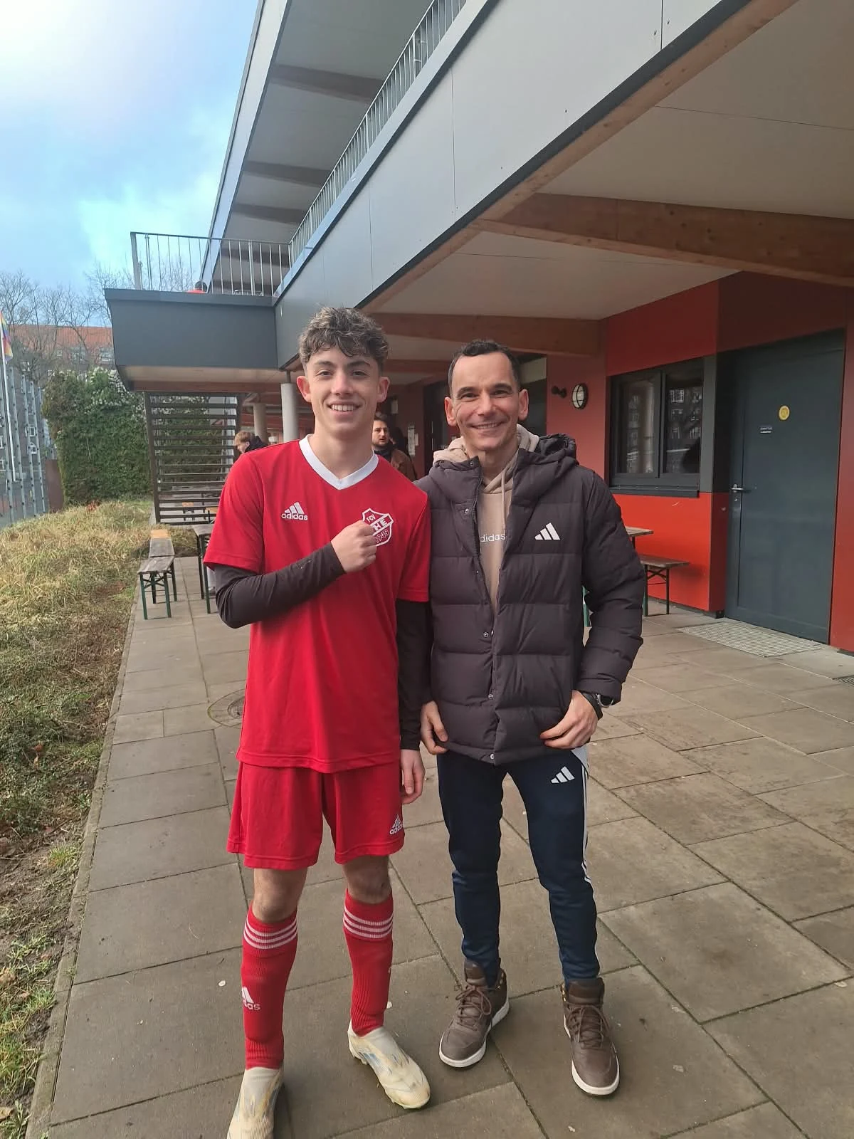 Ich gemeinsam mit einem jungen Fußballspieler
